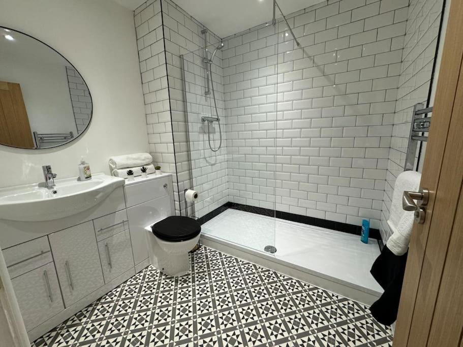 Entire Apartment In Waterloo Экстерьер фото